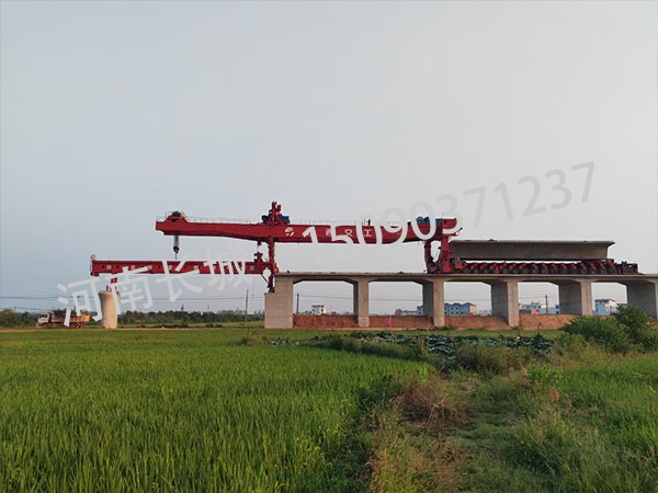 岳陽900高鐵架橋機