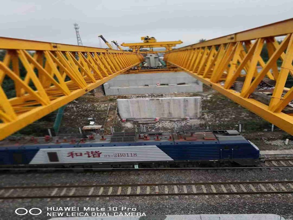 江蘇常州180噸架橋機(jī)跨鐵路線 江蘇常州180噸架橋機(jī)跨鐵路線